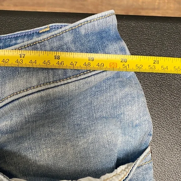 #LB918 - Lane Bryant Embroidered Bermuda Mid-Rise Denim Shorts- 20W - Picture 7 of 8